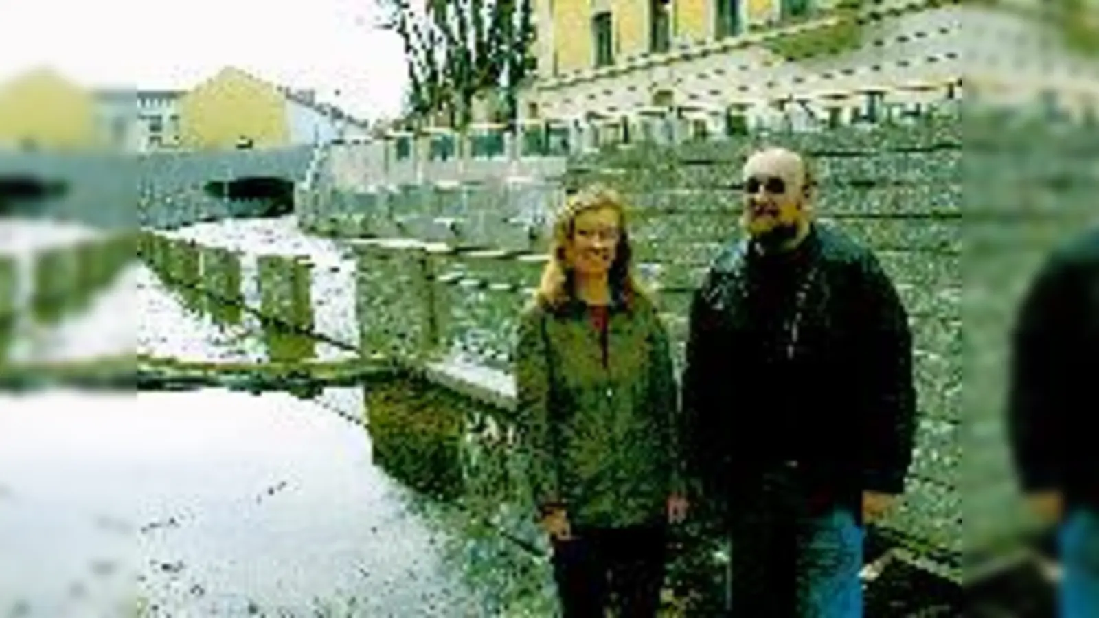 Bettina und Martin Messinger, die Initiatoren der Internet-Seite, Am Neudeck - dem neugeöffneten Abschnitt des Auer Mühlbach.	 (Foto: Privat)