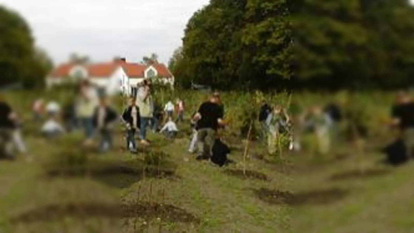 1. Bürgermeister Aschheims Helmut J. Englmann und Herbert Bartl, Betreuer des Aschheimer Tierbeachtungshauses bei der Pflanzaktion am 20. Oktober.  (Foto: VA)