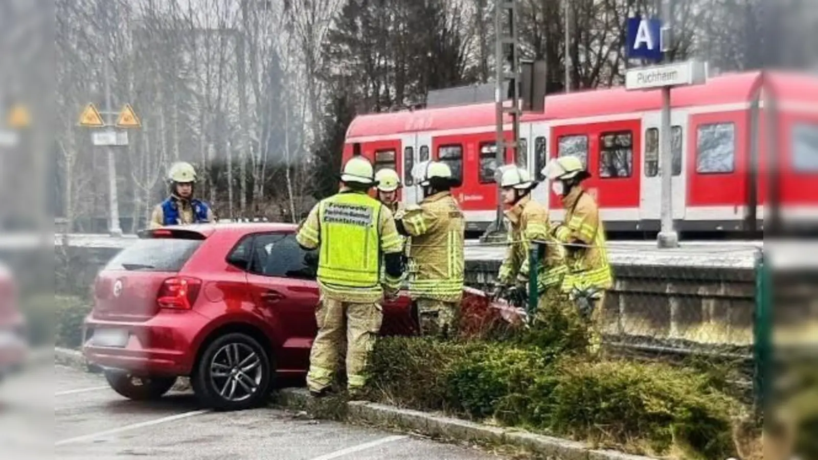 Gleissperrung in Puchheim: Die herbeigerufene Feuerwehr hat das Auto aus dem Gleisbereich geborgen. (Foto: Bundespolizei)