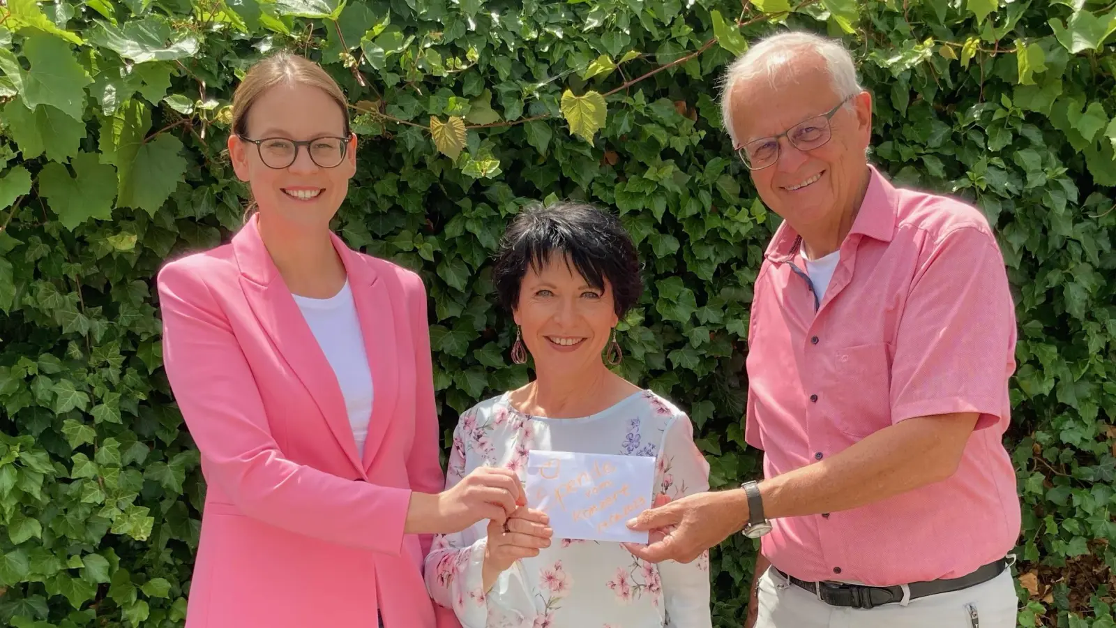 Alexandra Bertl (links) und Dr. Johannes Langer von der Ortscaritas freuten sich über die Spende, die Christiane Winkler (Mitte) ihnen überreichte. (Foto: Caritas Weilheim)