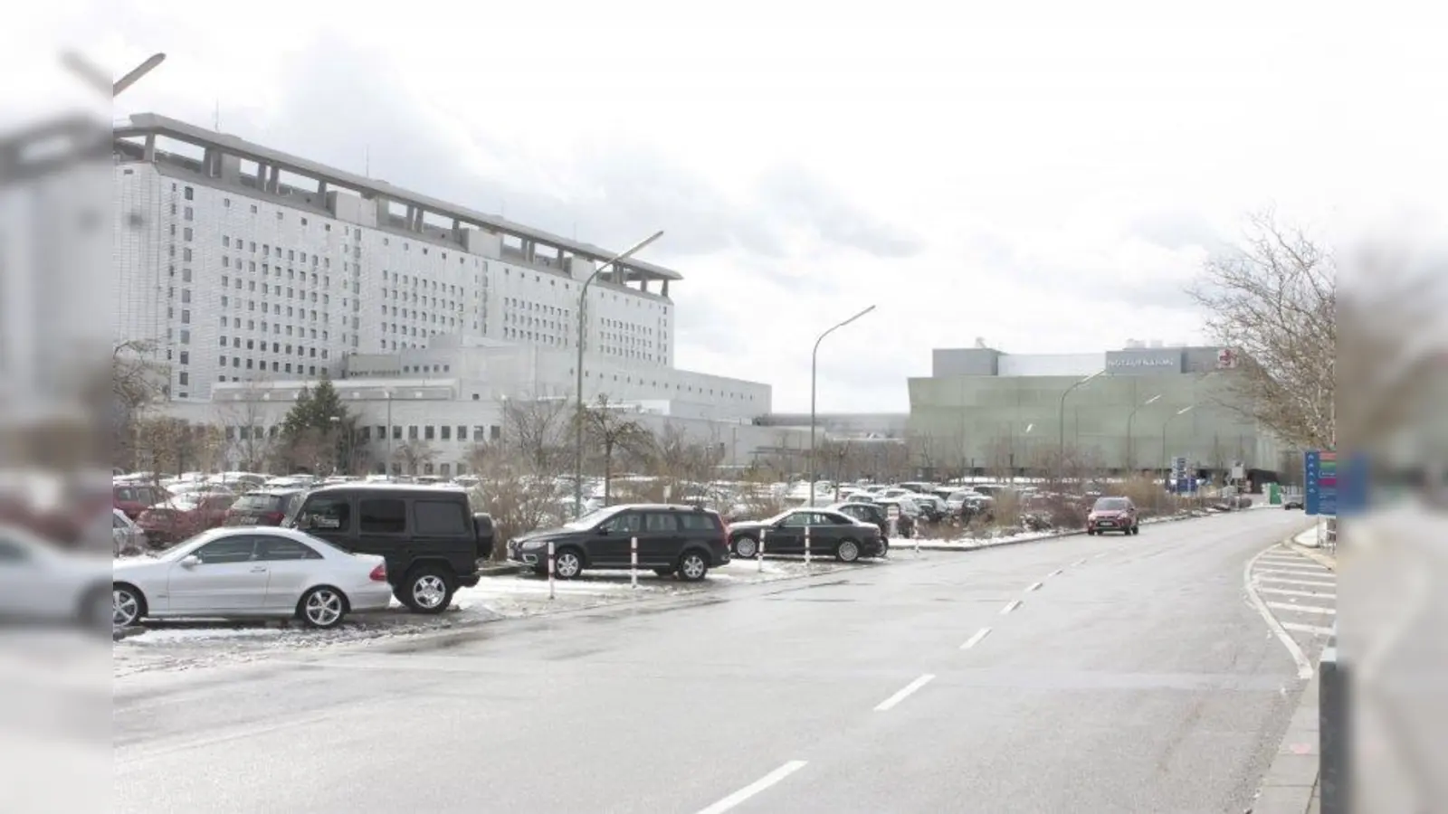 Links das Bettenhaus des Klinikums, das letzten Endes einmal abgerissen wird. Im Hintergrund rechts das Operationszentrum. Vor diesem soll das neue Organzentrum entstehen, auf dem auch der zweite Hubschrauberlandeplatz geplant wird. (Foto: job)