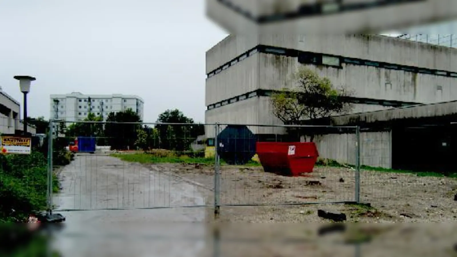 Wegen Bauarbeiten ist der Weg zwischen der Arabellastraße ab der ehemaligen Postfiliale (rechts) und der Denninger Straße gesperrt.	 (Foto: ikb)