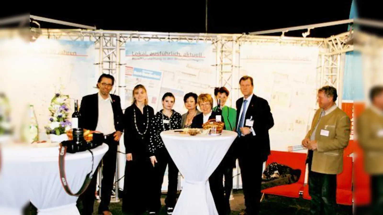 Trugen zum Erfolg der Eigentum&amp;Wohnen bei: Stefan Rihacek, Sandra Pilch, Julia Amtmann, Susanne Amtmann, Uschi Sendlinger, Margarete Haugg von Infraplan sowie Bernhard Bernhardi auf dem Wochenanzeiger-Stand. 	 (Foto: bb)