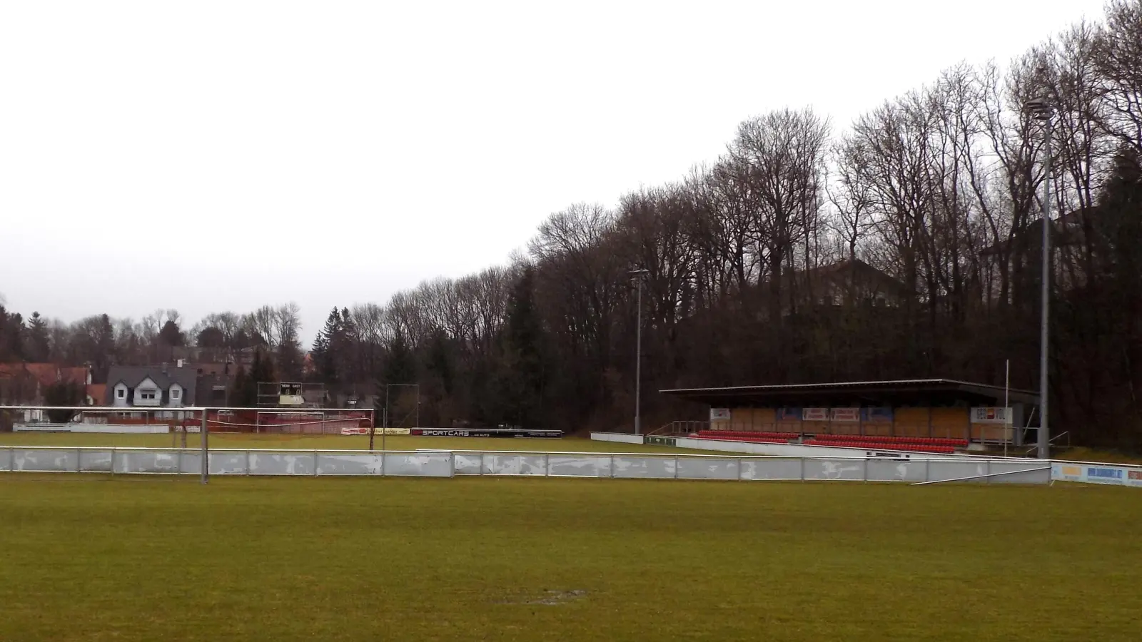 Am Stadion des FC Unterföhring werden demnächst Baumpflegearbeiten durchgeführt. (Archivbild: bas)