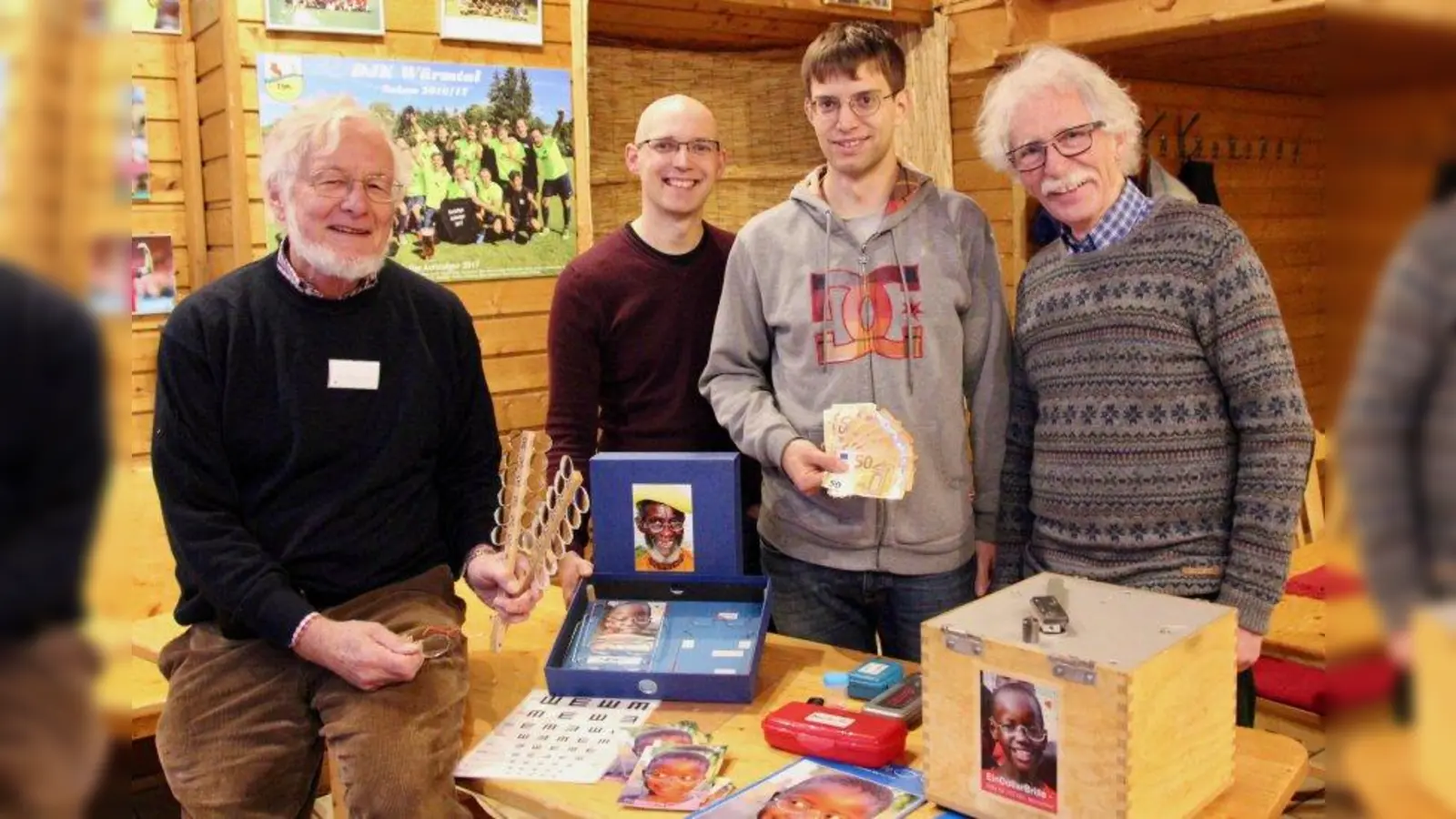 Nachhaltig, simpel, großer Nutzen: Dieter Jahr (l.) vom Ein-Dollar-Brille e.V. stellte die Tätigkeit des Vereins vor. Matthias Grath, Vorsitzender Felix Maria Kempf und Roman Brugger von der Planegger SPD (v.l.) übergaben ihm die Spende für das Projekt. (Foto: us)
