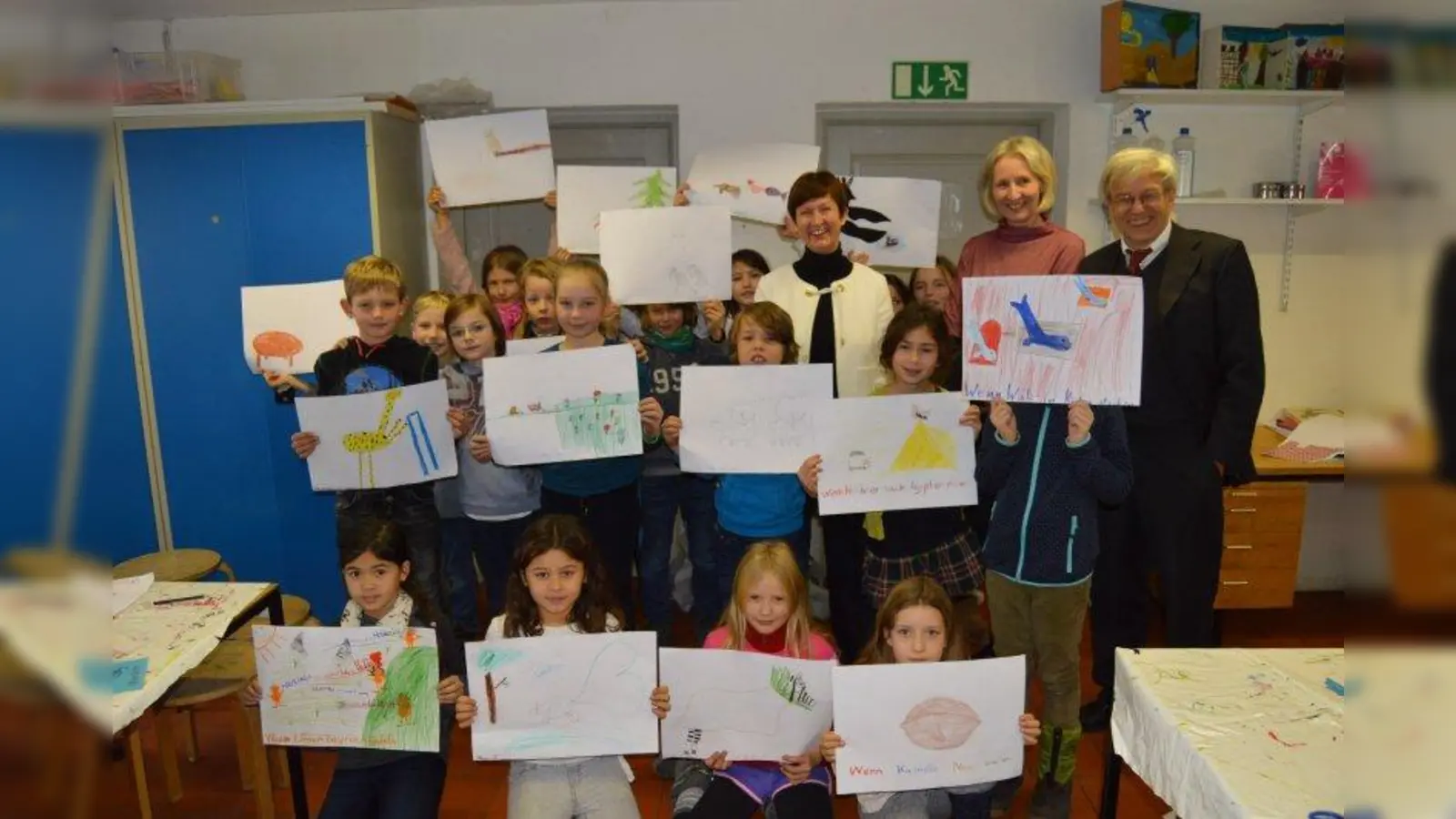 Dr. Dominik Freiherr von König (Stiftung Internationale Jugendbibliothek), Bettina Bundszus-Cecere (Bundesministerium für Familie) und Dr. Christiane Raabe (Direktorin Internationale Jugendbibliothek) besuchten vor Weihnachten auch den Workshop „Tierischer Wörtersalat”. Kinder der dritten Klasse in der Grundschule an der Grandlstraße hatten sich dabei mit James Krüss beschäftigt. (Foto: Stiftung Internationale Jugendbibliothek)