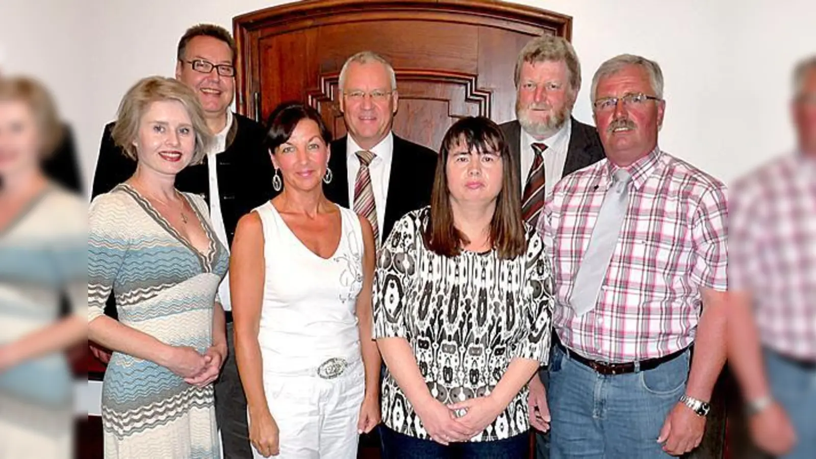 Werner Lampl, Walter Brilmayer, Josef Singer (hinten v. l.), die Standesbeamtinnen Isabella Grafenauer, Bianca Karbstein und Heidi Prigo sowie Max Maier (vorne v. l.) kümmern sich nun gemeinsam um Bürgeranliegen.  (Foto: Stadt Ebersberg)