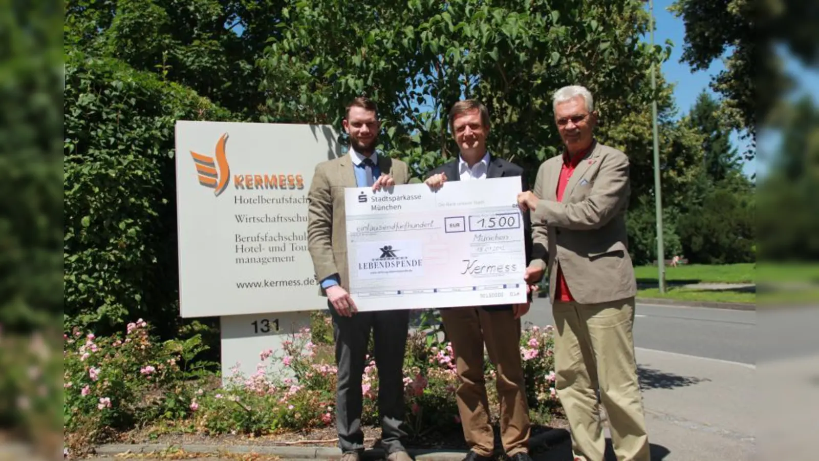 Scheckübergabe: v.l. Johannes Passian, kaufmännischer Leiter, Prof. Uwe Heemann, Vorsitzender Stiftung Lebendspende und Hans Passian, Vorstand des Schulvereins (Foto: HT)