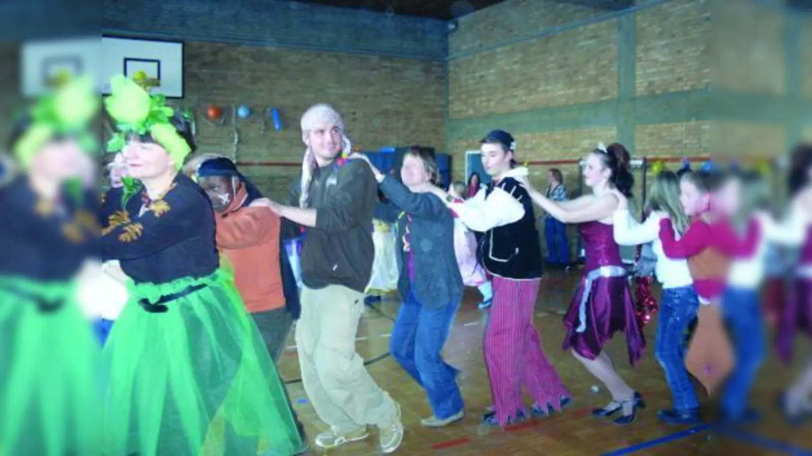 Ein Höhepunkt des Nachmittags: die Polonaise durch die Turnhalle der HTP. (Foto: pi)