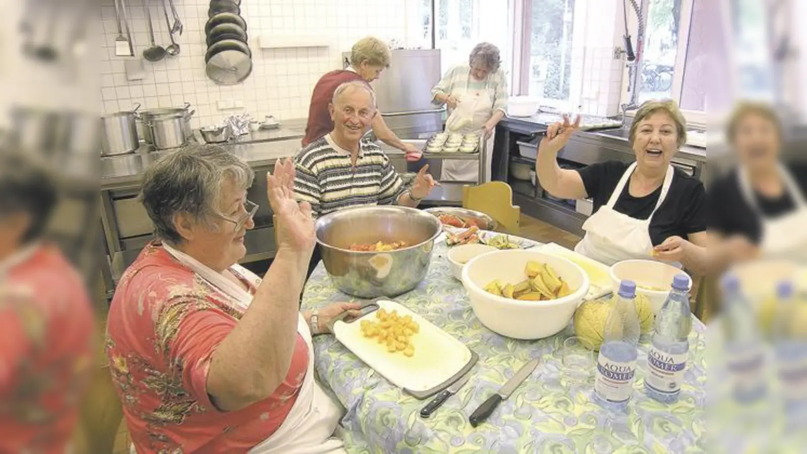 Hier wird gerade im ASZ Untergiesing für 75 ältere Damen und Herren mit viel Liebe, aber auch viel Spaß an der Sache gekocht! 	 (Foto: VA)