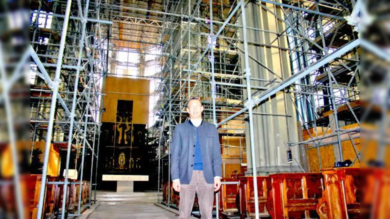 Pfarrer Engelbert Dirnberger inmitten seiner Großbaustelle im Innern der Giesinger Heilig-Kreuz-Kirche, die noch bis Ende 2014 andauern wird.	 (Foto: Hettich)