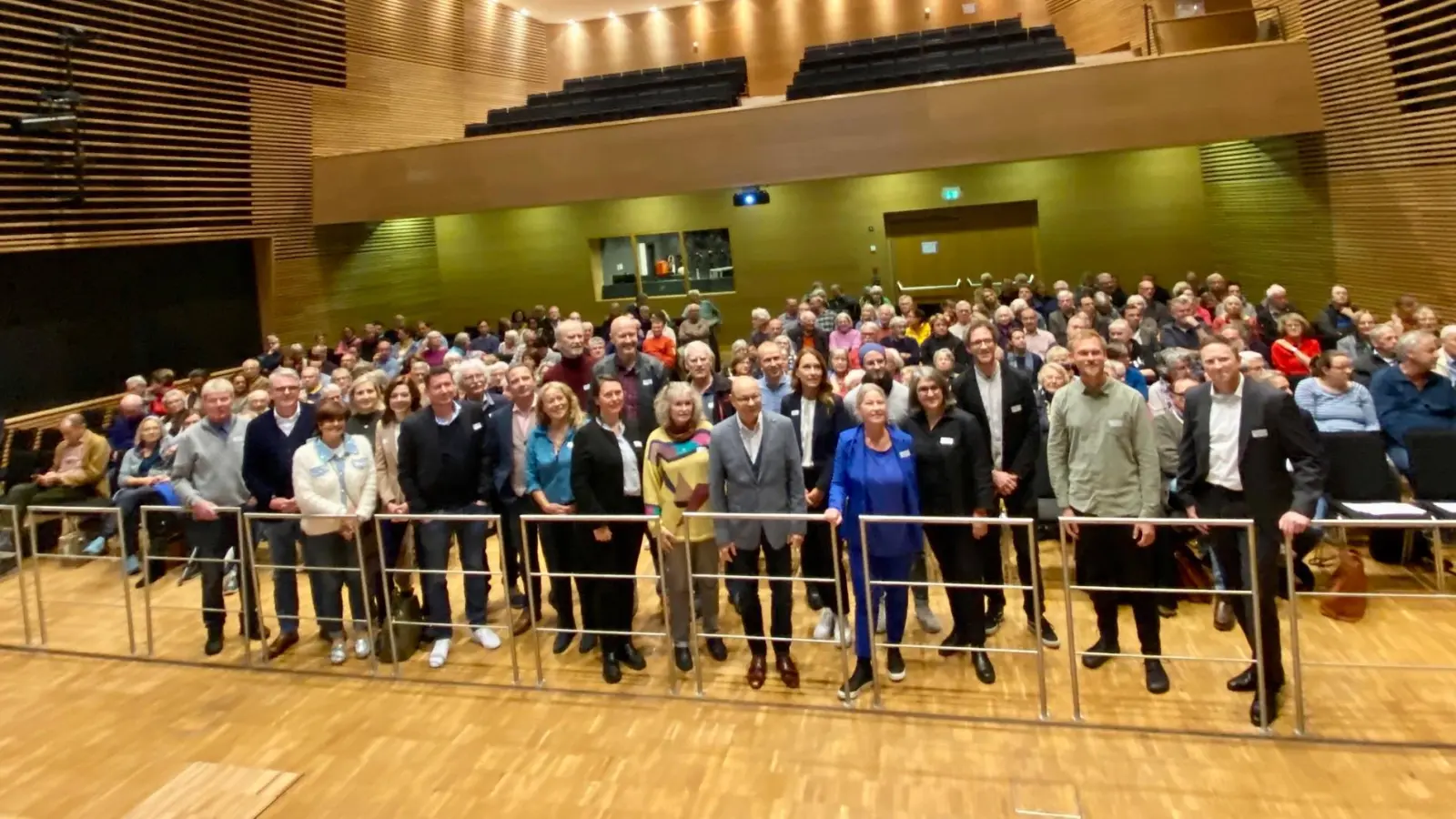 Bürgerinfoabend zum neuen Planegger Bahnhofsquartier: Planer, Architekten und Gemeinderäte (vorn) stellten sich den Fragen und Anmerkungen der rund 300 anwesenden Bürger. (Foto: K.Xander)