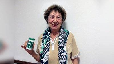 Helga Czekalla erklärte bei der Alzheimer Gesellschaft die Notfalldose. (Foto: Berwanger)
