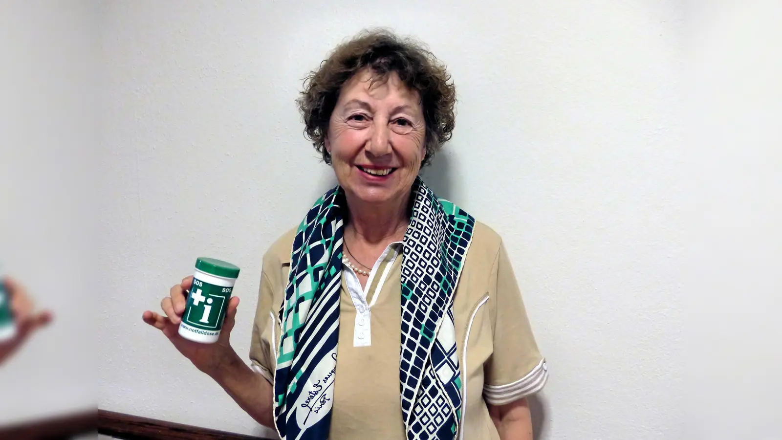 Helga Czekalla erklärte bei der Alzheimer Gesellschaft die Notfalldose. (Foto: Berwanger)