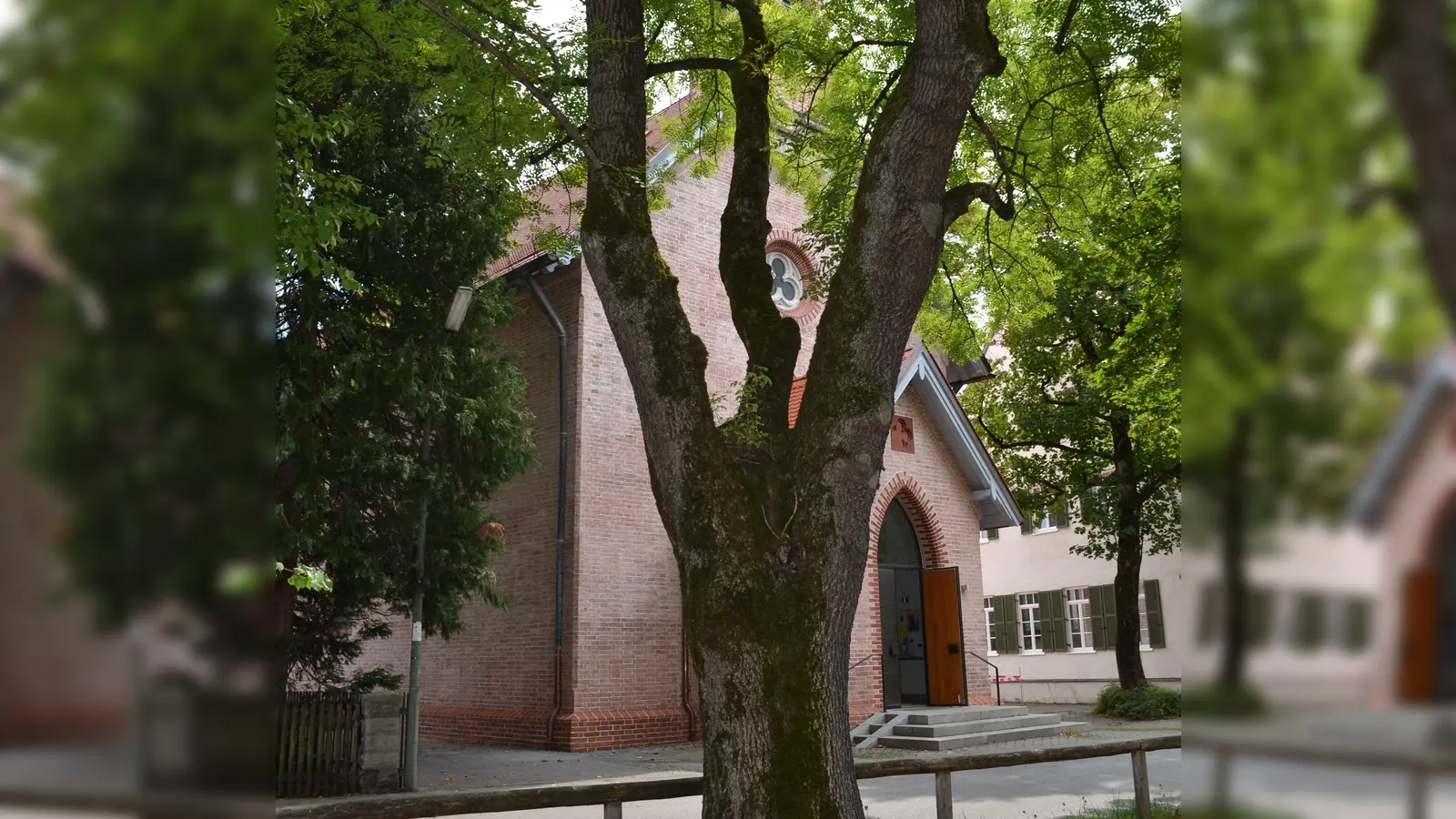 Die St. Paulus-Kirche in Perlach am Hachinger Bach freut sich auf Leute, die im Chor mitsingen wollen. (Foto: ar)