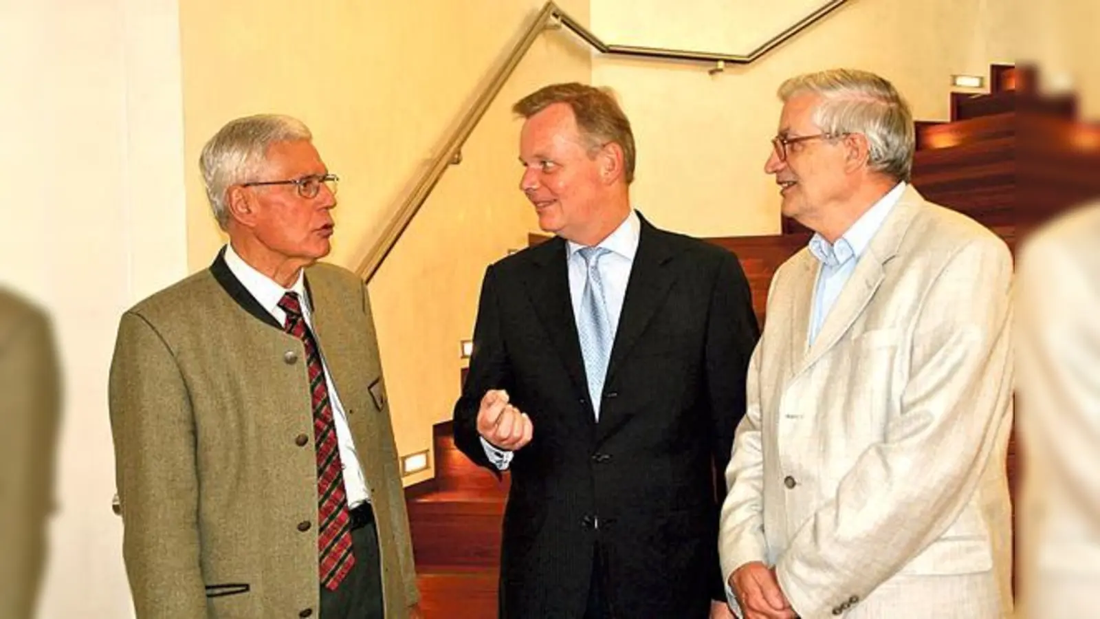 Über die gelungenen Studientage freuten sich (v. l.) Kreisheimatpfleger Dr. Alfred Tausendpfund, Bürgermeister Jan Neusiedl und der Archivpfleger des Landkreises München Dr. Falk Bachter.	 (Foto: hol)