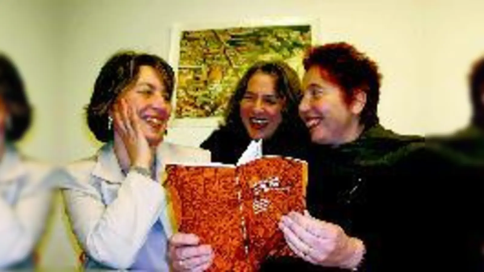 Zufrieden und doch sorgenvoll: Sigrid Trautmann, Gretel Rost und Helga Solfrank mit dem neu entwickelten Stadtteilführer.	 (Foto: rme)