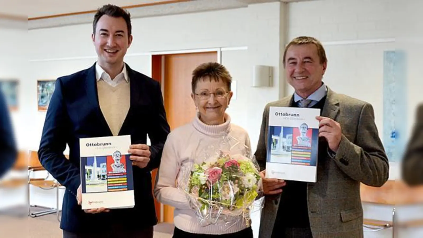 Bei der offiziellen Übergabe: Ingrid Mühl mit Thomas (l.) und Eduard Reinbacher vom Reba-Verlag. 	 (Foto: MO)