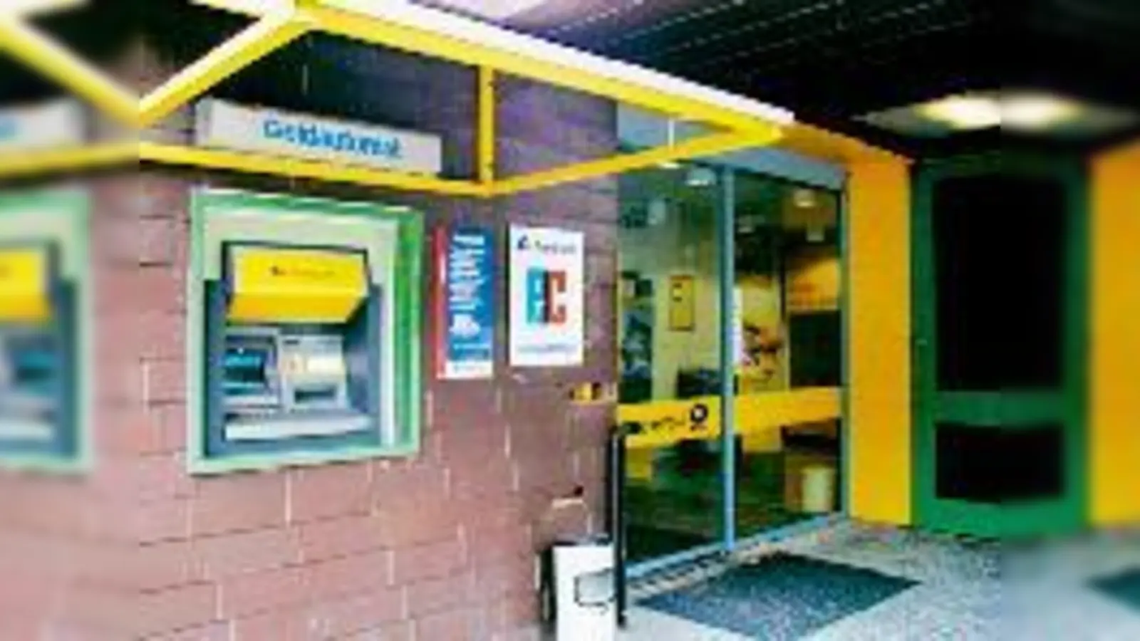Der Service kommt vom Automaten, der Kunde kommt zum Briefkasten  wenn die Post ihn nicht im letzten Jahr unerwartet abgebaut hat.	 (Fotos: cr)