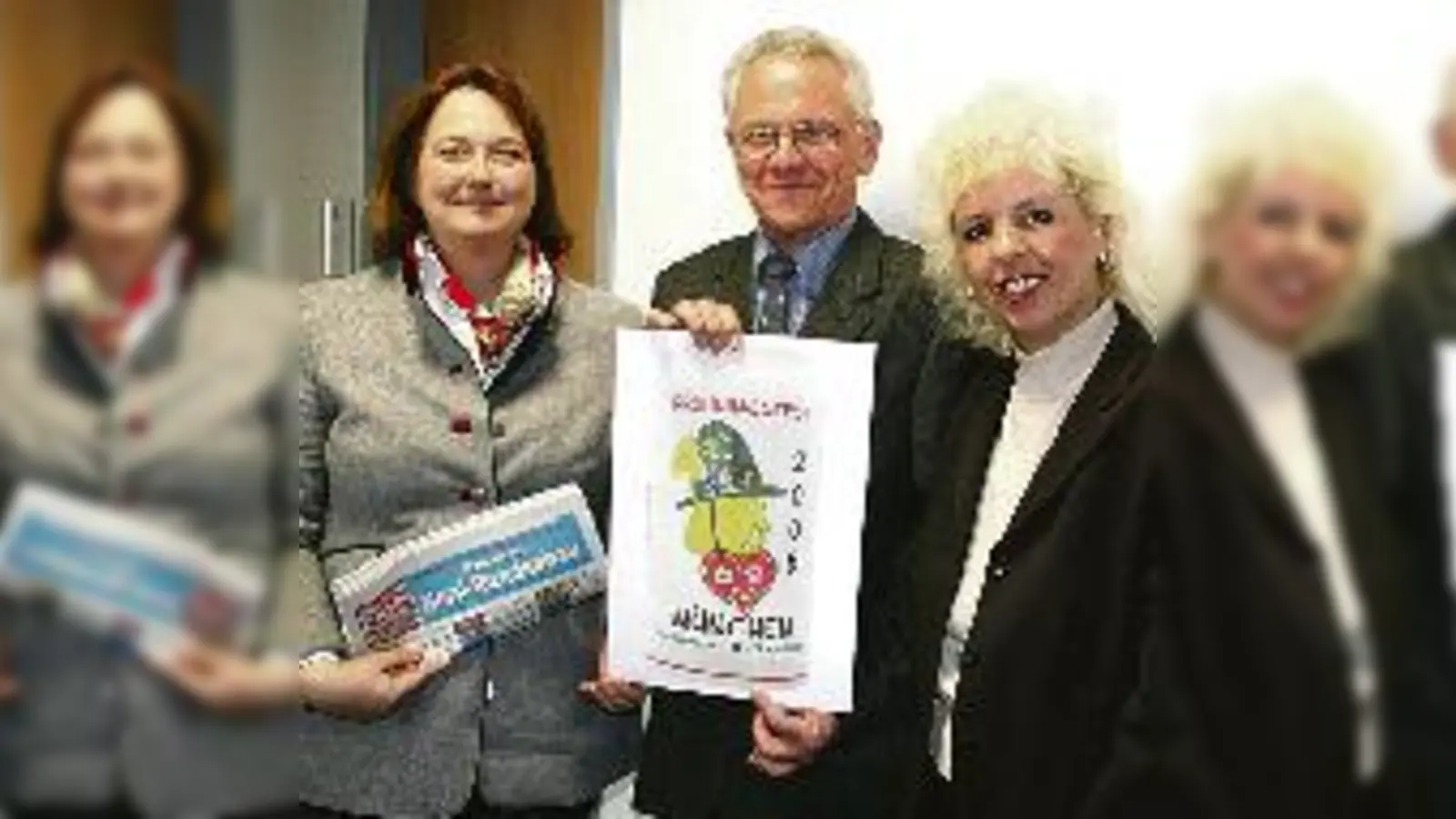 Frühlingsfest-Organisatorin Yvonne Tatjana Heckl (l.) und Carin Wollenhaupt von den Münchner Wochenanzeigern gratulieren Helmut Blümel zu seinem Siegermotiv für den Frühlingsfest-Bierkrug 2008.  (F.: ms)