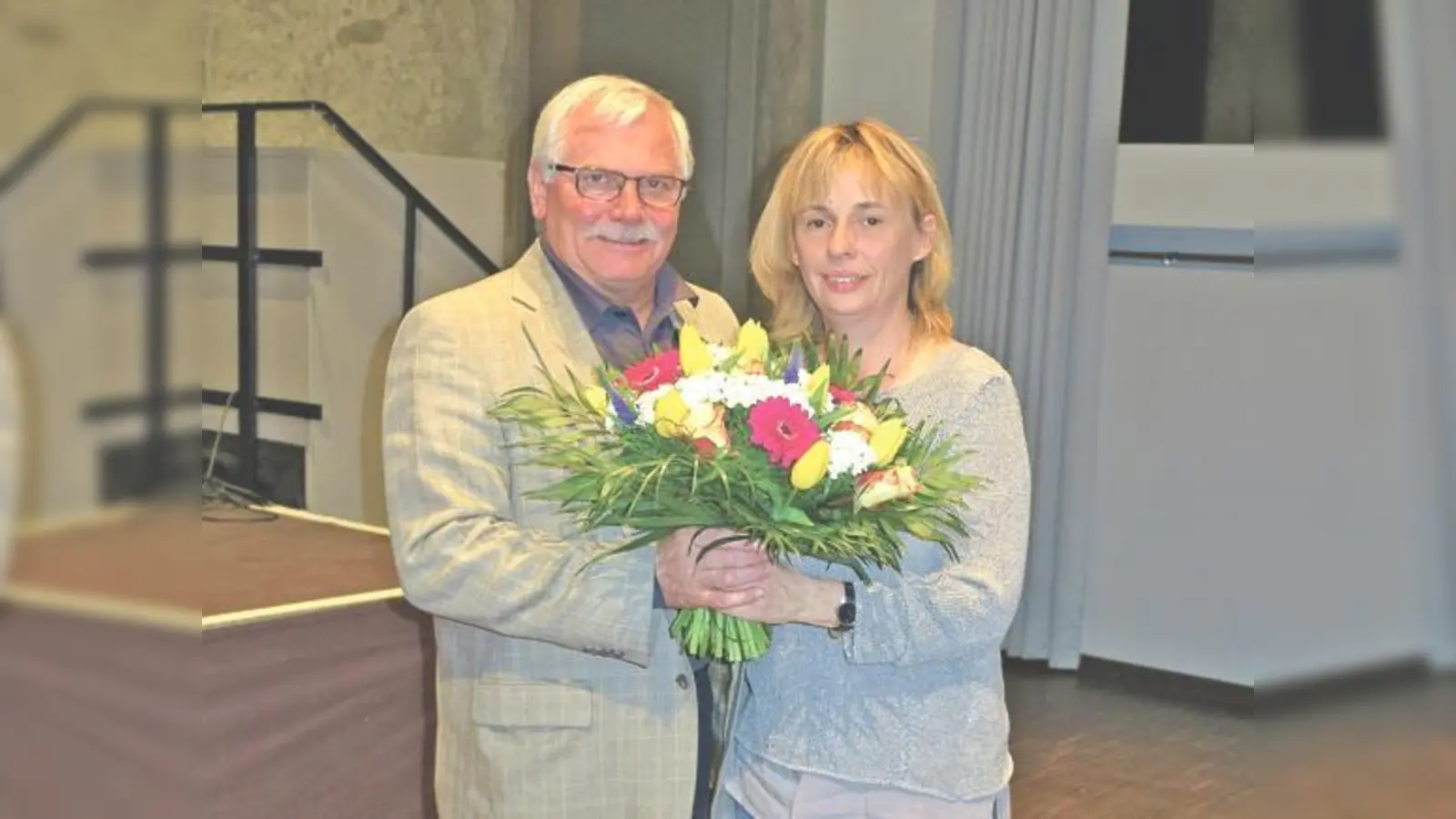 Herzlicher Abschied des neuen BA-Vorsitzenden: Otto Steinberger dankt Dr.  Stephanie Hentschel für ihre BA-Arbeit als Vorsitzende.	 (Foto: bus)