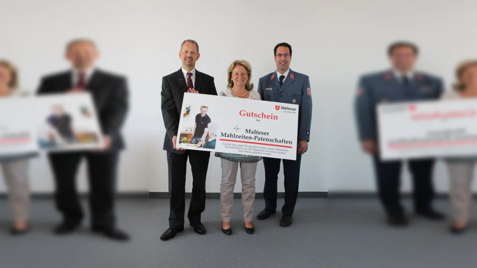 Bürgermeisterin Eva John freut sich über die Mahlzeitpatenschaften für bedürftige Bürger, die sie von den Maltesern überreicht bekommen hat. (Foto: Malteser)