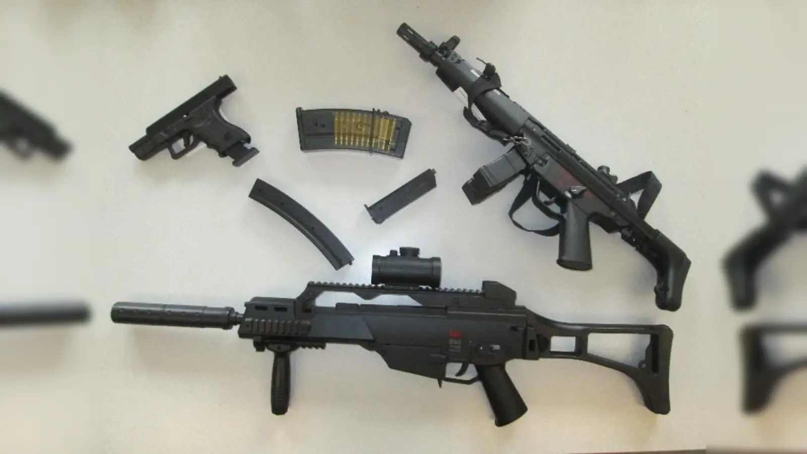 Täuschend echt aussehende Soft-Air-Waffen hat die Polizei sichergestellt. (Foto: PI Germering)