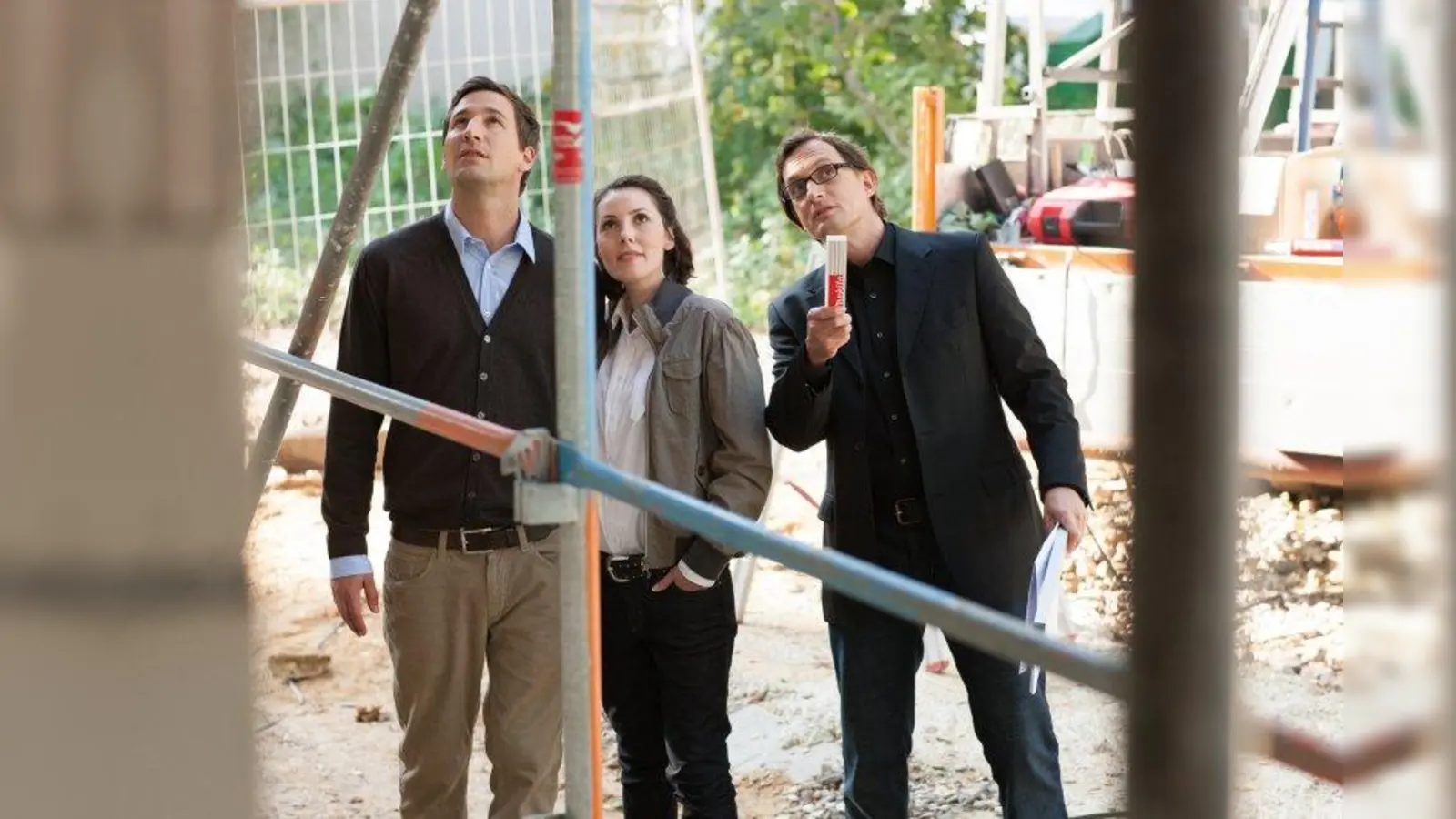 Genau hinsehen – beim Kauf einer Immobilie ist der Rat von Experten unverzichtbar. (Foto: BHW Bausparkasse)