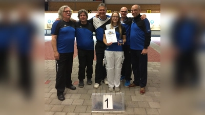 Werner Lipka, Sem Kasper, Hans Wachinger, Jennifer Thun, Leo Lorenz und Kurt Klarwein (v. li.) haben sich Platz eins in der Bezirksklasse Süd Oberbayern gesichert. (Foto: BSV)