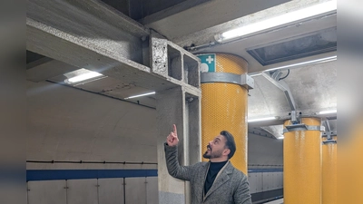 Projektleiter Mehmet Dönmez zeigt eine der bereits installierten Stahlunterstützungen am U-Bahnhof Poccistraße. (Foto: SWM/MVG)