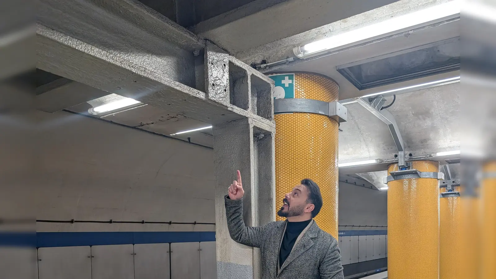 Projektleiter Mehmet Dönmez zeigt eine der bereits installierten Stahlunterstützungen am U-Bahnhof Poccistraße. (Foto: SWM/MVG)