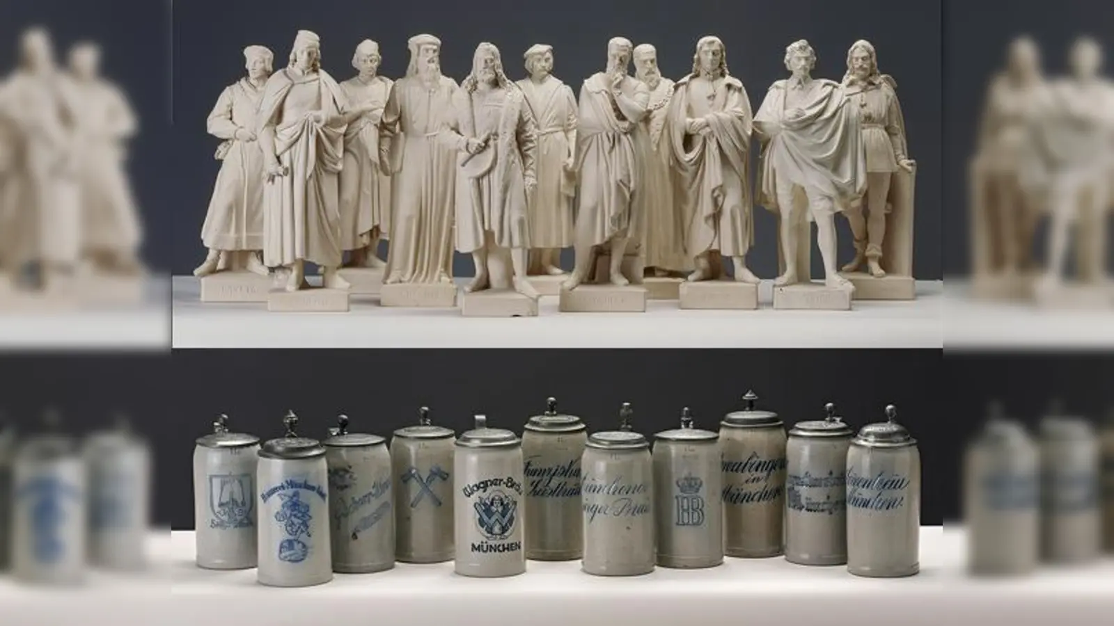 Kunststadt  Bierstadt: Elf Künstlerstatuetten nach Ludwig Schwanthalers Modellen für die Künstlerbalustrade der Alten Pinakothek, um 1840, Ton, und elf Bierkrüge von Münchner Brauereien, um 1900, Steinzeug.  (Foto: © Münchner Stadtmuseum)