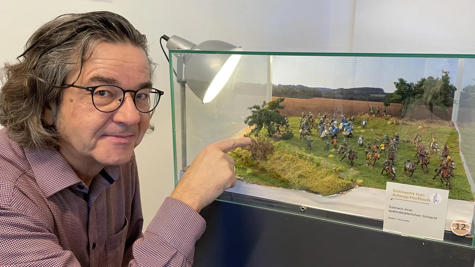 Siegfried Reindel vor dem Diorama, das die Schlachtszene zeigt.  (Foto: pst)