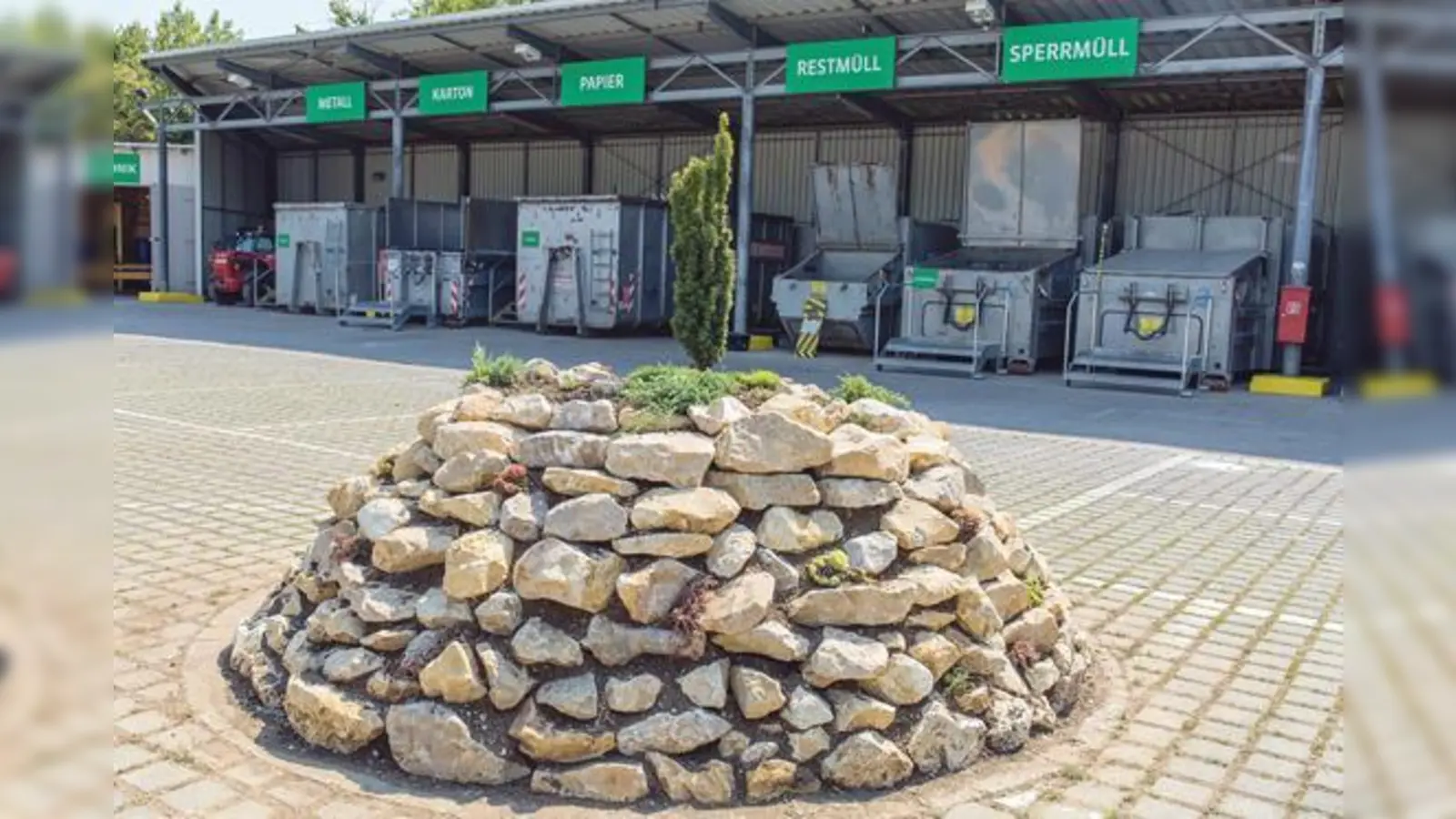 Übersichtlich, benutzerfreundlich, aufgeräumt: der Wertstoffhof der Gemeinde Haar nach dem Umbau.  (Foto: Janina Kufner)