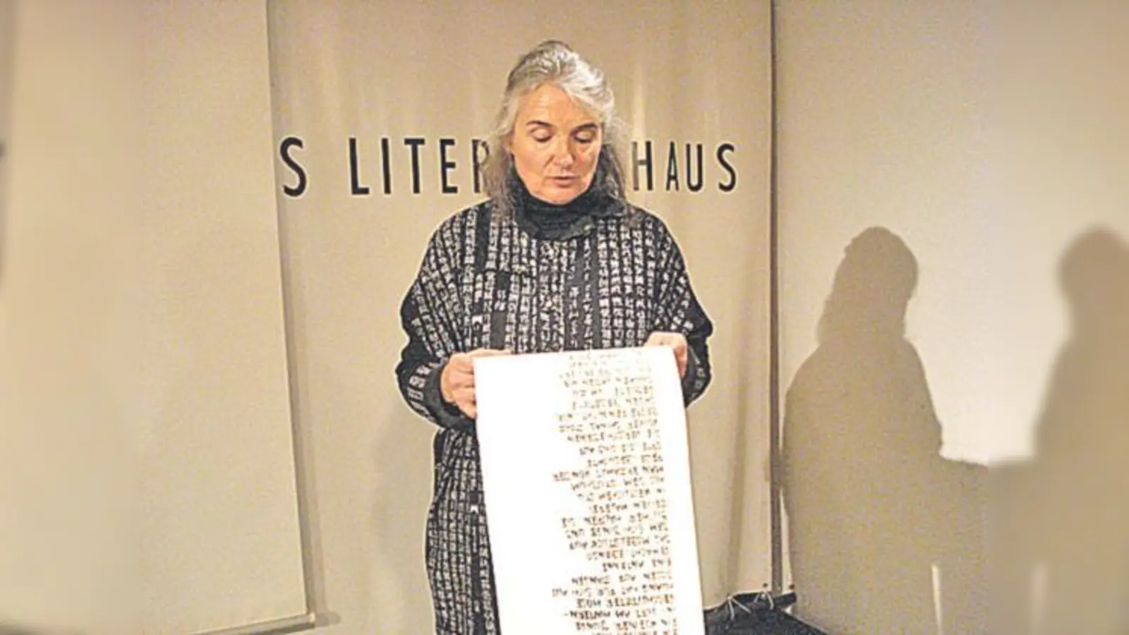 Ein Gedicht wie eine Partitur: Michèle Métail liest im Schweizer Haus.  (Foto: Adam Wieczorkowski)