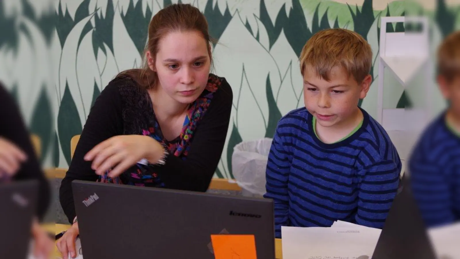Bibliotheksmitarbeiterin Linn Gerum zeigt Marlon, wie man sicher im Netz surfen kann. (Foto: kö)