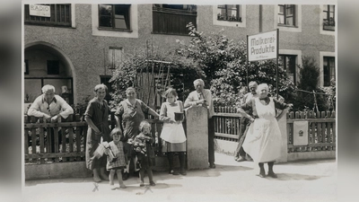 Für die Menschen in einer Stadt ist es wichtig, dass sie die Dinge des alltäglichen Bedarfs in ihrer Nähe finden. Geschäfte und Betriebe, Händler und Dienstleister vor Ort machen die Viertel und Nachbarschaften zu lebendigen Quartieren und tragen die Gemeinschaft. Fehlen sie, wird es für alle schwierig. Das war schon vor 100 Jahren so, als diese Aufnahme am Gartenzaun der Aidenbachstraße 6 entstand: Hier konnten die Münchner damals Molkerei-Produkte erstehen, wie das Schild am Eingang verrät. Mit den Münchner Wochenanzeigern können die Einzelhändler und Dienstleister nach wie vor alle Haushalte über ihre Angebote und Produkte informieren. (Foto: Stadtarchiv München DE-1992-FS-PK-STB-14185)