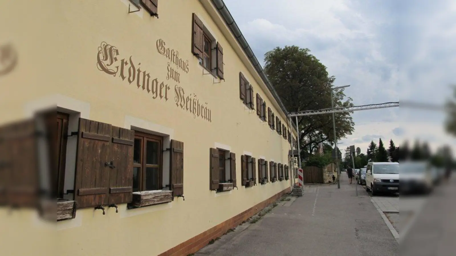 Der Baustrom ist schon gelegt. Auf der Rückseite hat bereits eine Baufirma ihr Schild angebracht. Doch ansonsten ist es noch ruhig auf dem Gelände des Erdinger Weißbräus. (Foto: bb)