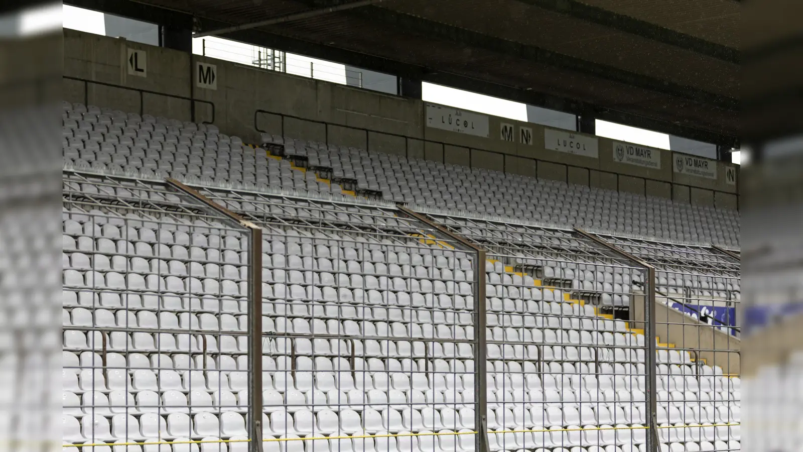 Möglicherweise bald wieder mit Zuschauern: leere Ränge im Grünwalder Stadion. (Foto: Anne Wild)