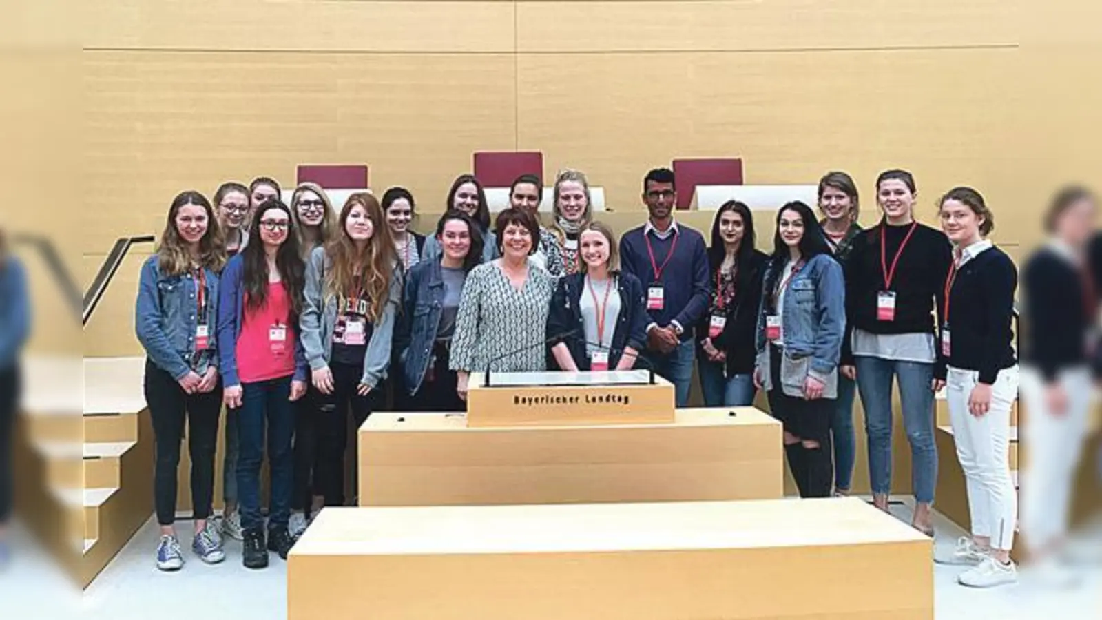 Am Ende der Führung posiert Stachowitz mit den Schülerinnen des Maria-Ward-Gymnasiums Nymphenburg im Bayerischen Landtag.	Quelle: privat,  (Foto: Diana Stachowitz)