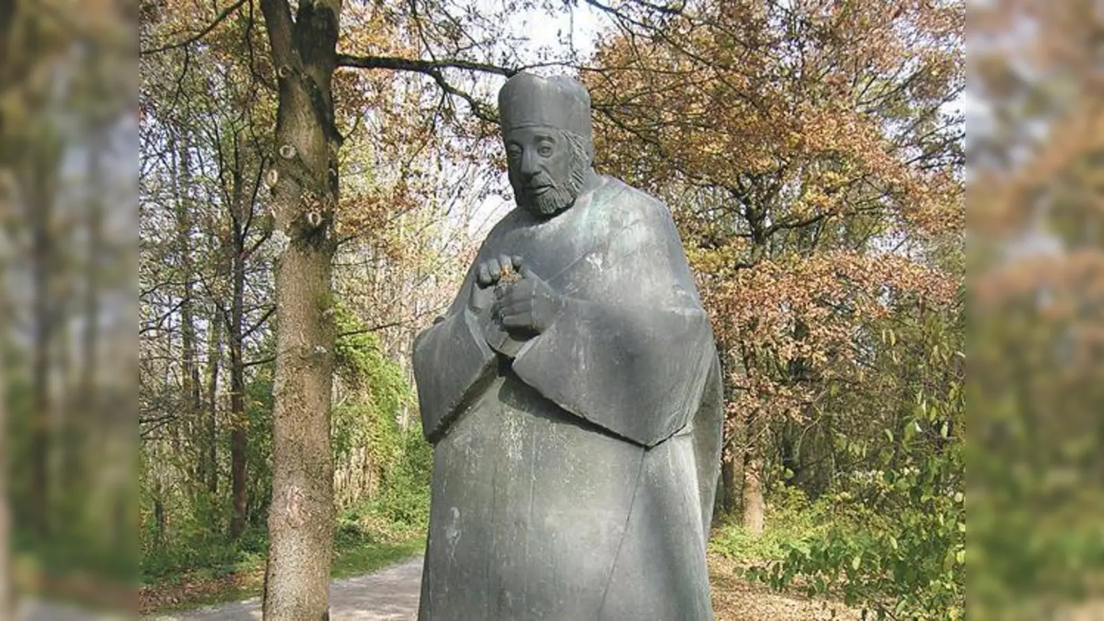 Die Statue von Sankt Emmeram, geschaffen von Rolf Nida-Rümelin, an der St.-Emmeram-Brücke.	 (Foto: NordOstKultur)