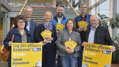 Stellten das Programm vor (von links): Dr. Birgitta Klemenz (Kreisarchivpflegerin), Walter Krautloher (Referatsleiter Schulen, Sport, Kultur), Corinna Winkler (Sachbereichsleiterin Kultur), Stefan Pfannes (Kreisarchivpfleger) und Brigitte Schäffler (Kreisheimatpflegerin, u. a. für Musik).<br>Dr. Reinhard Jakob (Museumsleiter Jexhof)<br>Dr. Michael Schanderl (stv. Landrat) (Foto: Landratsamt Fürstenfeldbruck)