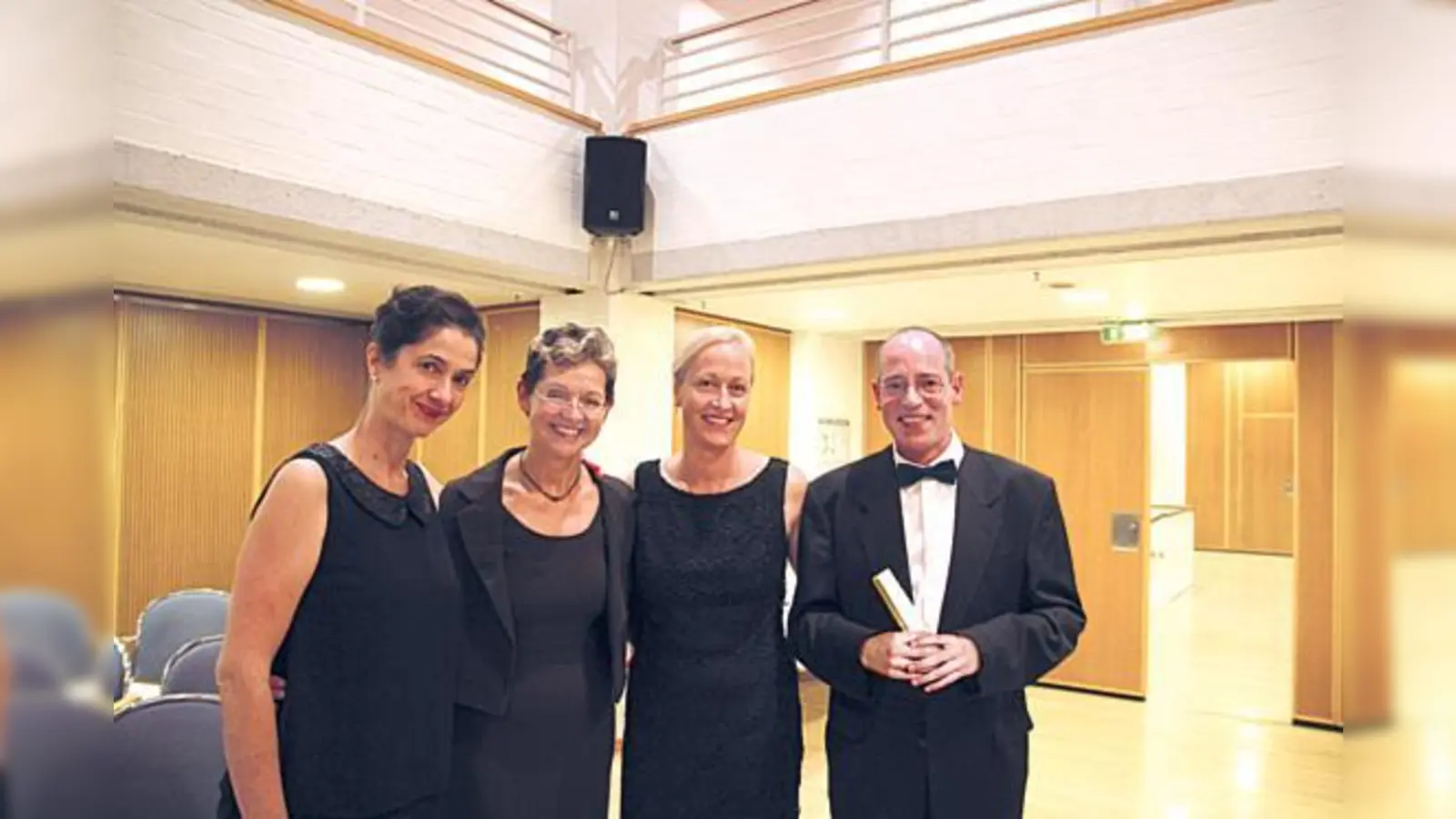 Prof. Caroline Llorca (Ballettakademie München) mit Andrea Beyer (Prokuristin der Musik, Tanz und Bewegung GmbH) und den Geschäftsführern Marcella Weber und Robert Jobst. 	 (Foto: Musik, Tanz und Bewegung GmbH)