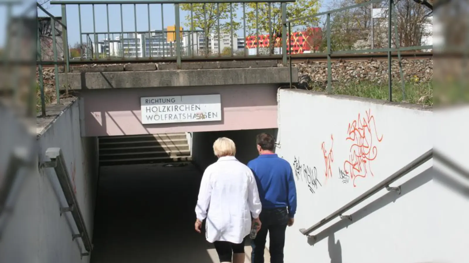 Nur drei Meter breit und jeweils zwölf Treppenstufen links und recht - das „Obersendlinger Mauseloch” ist die einzige Verbindung zwischen dem beidseitig geplanten neuen Quartier auf dem Siemensgelände. (Foto: WS)