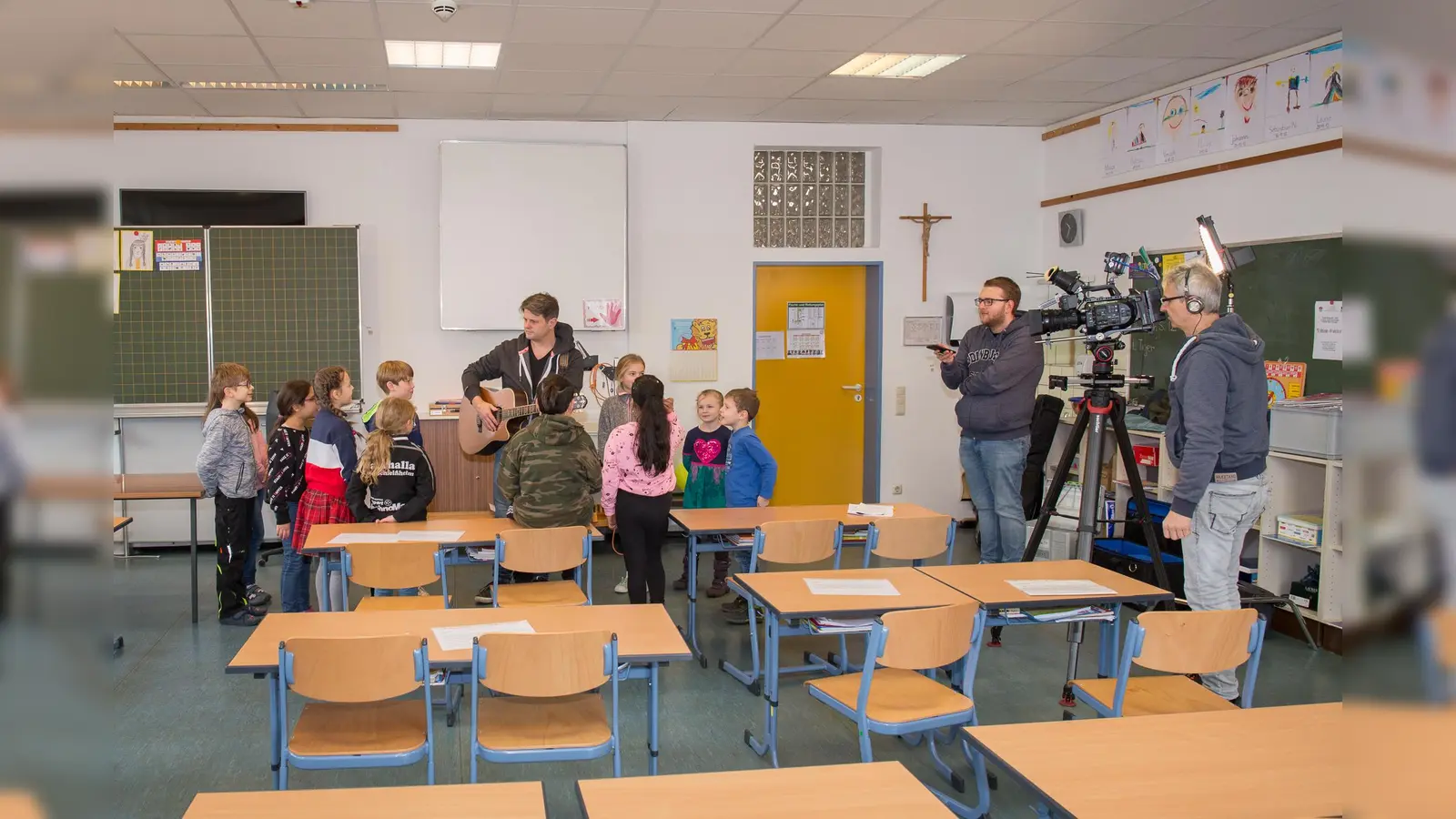 Eine Bayerische Rockband für Schulkinder stimmt eine Hymne für ein buntes Miteinander an: als beispielloses Videoprojekt mit Kindern, die erforschen, was Rassismus mit uns eigentlich macht. (Foto: Guenther Strauss)