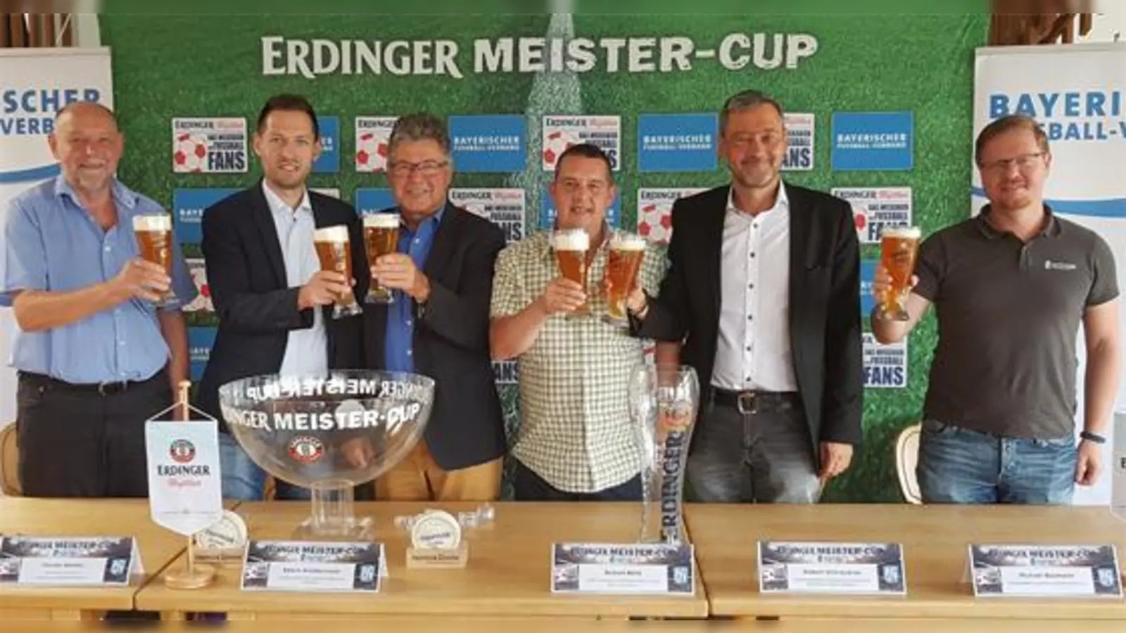 Freuen sich auf ein spannendes Turnier: Wolf-Peter Schulte, Florian Weiller, Edwin Klostermeier, Robert Böck, Robert Schraudner und Michael Baumann (v. li.).	 (Foto: Stefan Dohl)