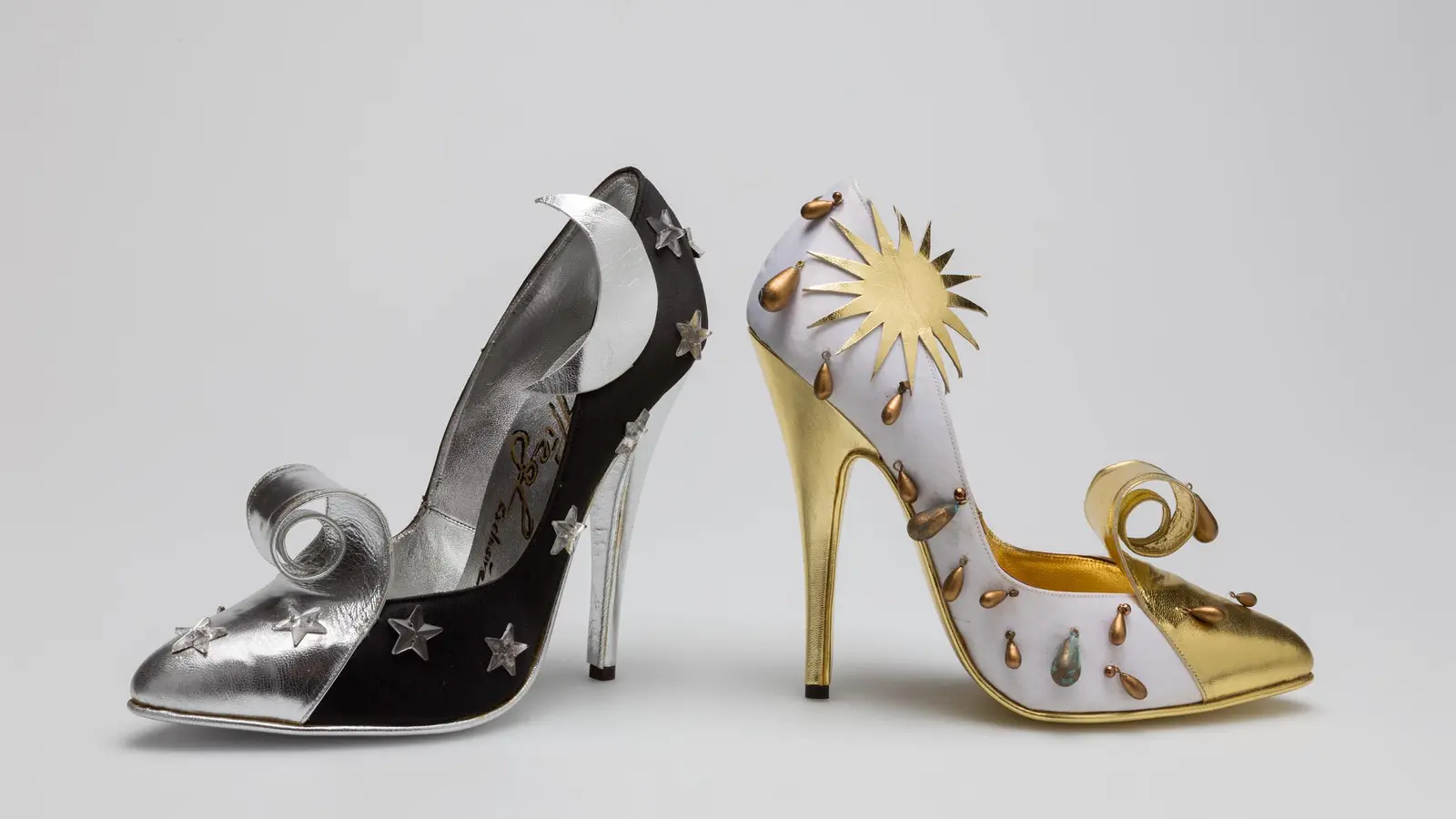 „Sonne Mond und Sterne – Glamour mag ich gerne“, Pumps mit Pfennigabsatz, 1990 (Foto: Patricia Fliegauf/© Münchner Stadtmuseum)