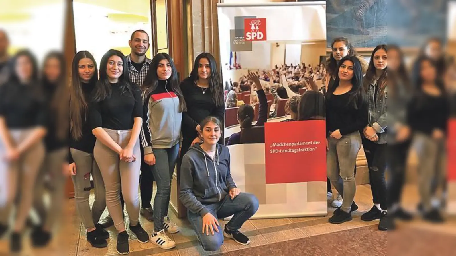 Moosacher Schülerinnen könnten kürzlich ganz in die Welt der Politik eintauchen, als sie beim Mädchenparlament in die Rolle von Politikerinnen schlüpften.	 (Foto: D. Stachowitz)