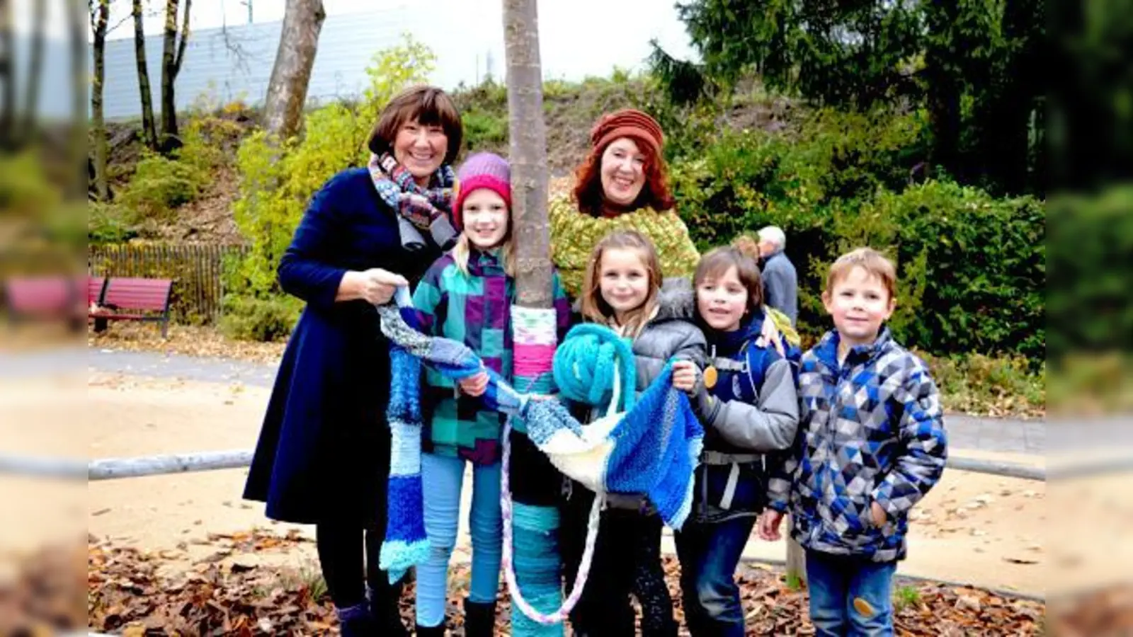 Petra Reiter (li.) und Agnes Maria Forsthofer gemeinsam mit Kindern aus der Mittagsbetreuung.	 (Foto: ar)