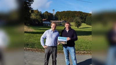 Klimaschutz- und Energiemanager Christian Siebel übergab den Energiebericht der Stadt Ebersberg an Bürgermeister Uli Proske (v. li.).  (Foto: Stadt Ebersberg)